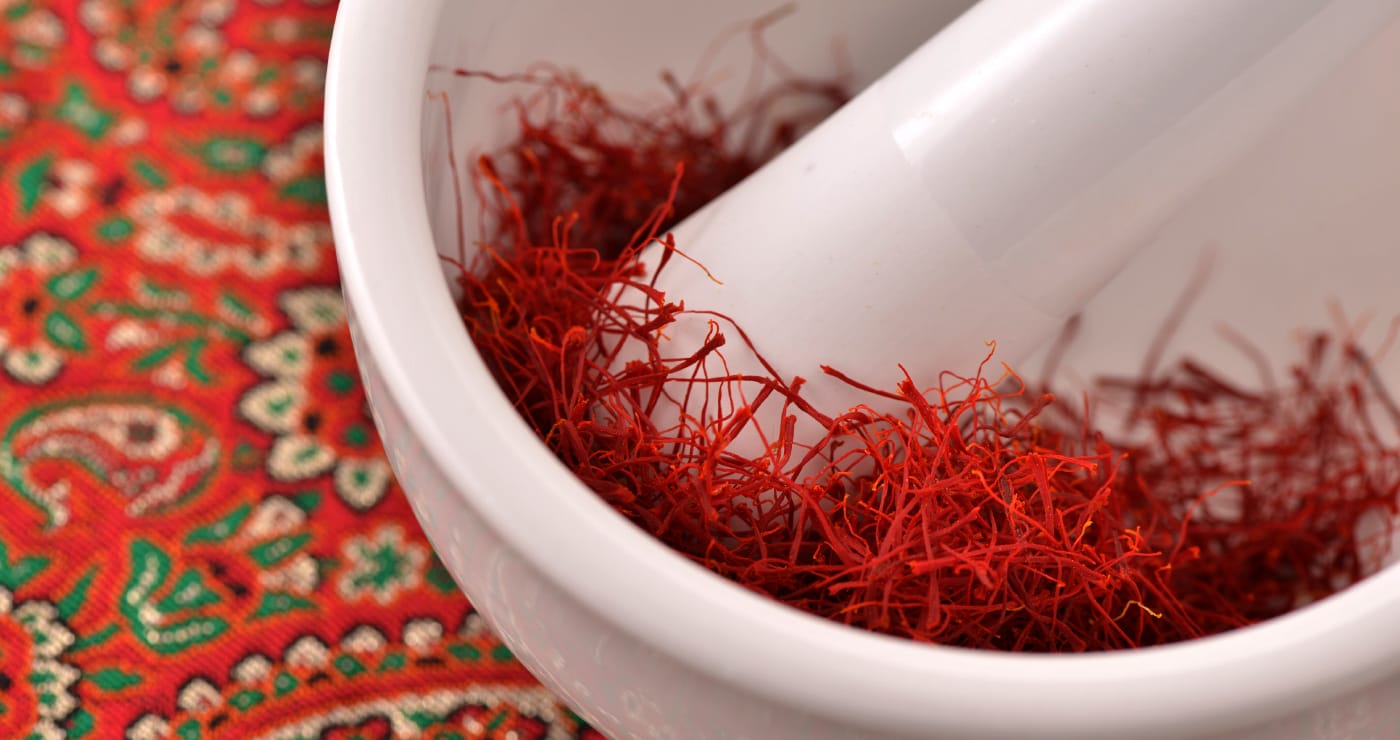 رشته های زعفران در هاون سنگی